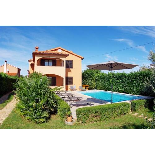 Holiday apartment Ana with private pool