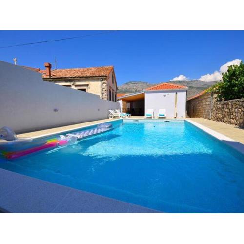 Holiday Home Belmondo- Three Bedroom Home with Terrace and Private Pool A6