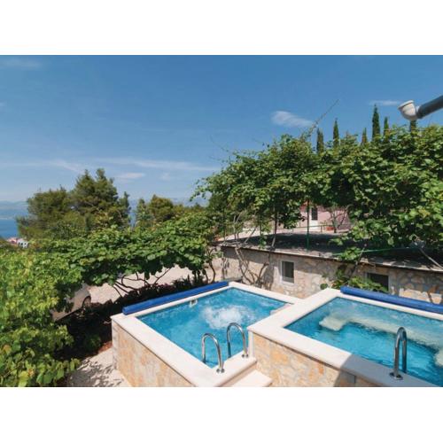 Holiday Home Blossom - Four Bedroom Holiday Home with Outdoor Pool and Jacuzzi - ST