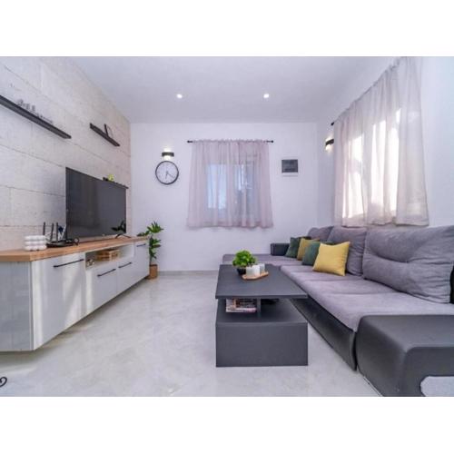 Holiday Home Bra uta- Two Bedroom Holiday Home with Pool