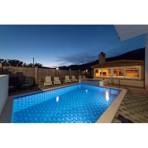 Holiday Home Chester with Heated Pool