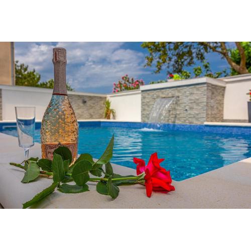 Holiday home Dusak with swimming pool and jacuzzi
