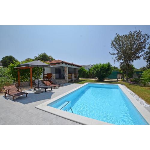Holiday Home Eta With Pool