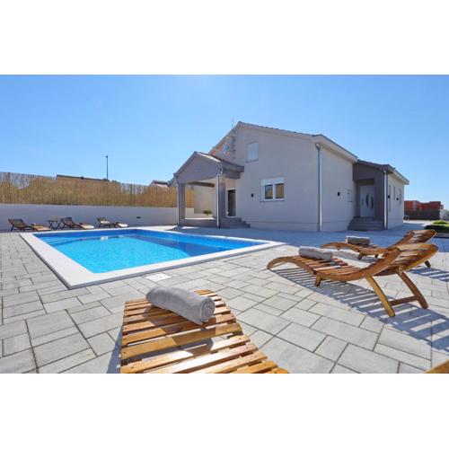 Holiday home Fjaka with swimming pool