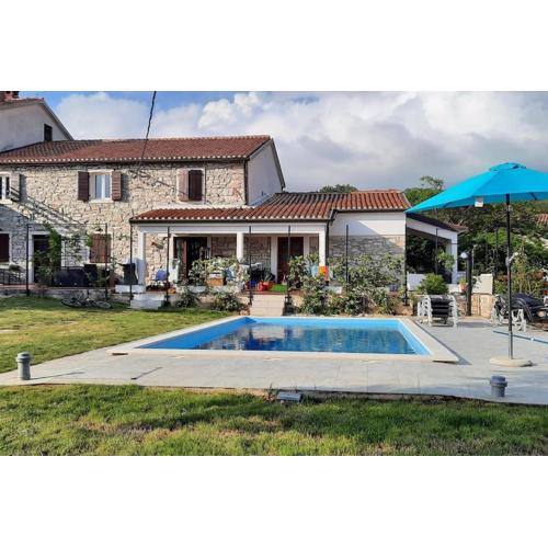 Holiday Home For 8 people, POOL + SEA view