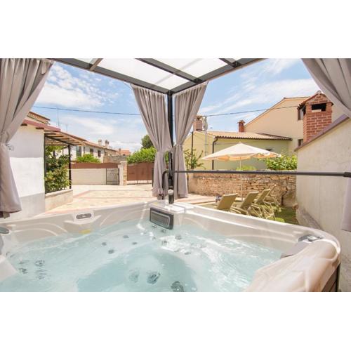 Holiday Home Giovanni Vabriga with private Jacuzzi