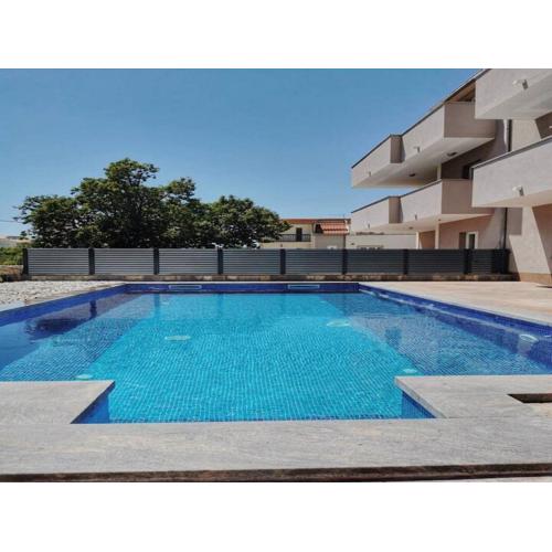 Holiday Home J&D No 2-Nine Bedroom House with Pool
