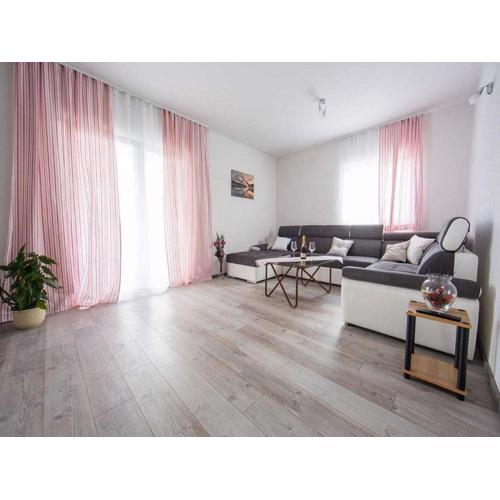 Holiday Home J&D No 3-Six Bedroom House with Pool