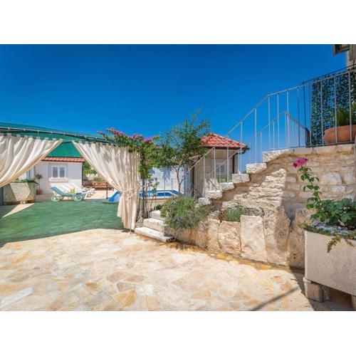 Holiday home krika -Three Bedroom Home with heated Pool and Jacuzzi