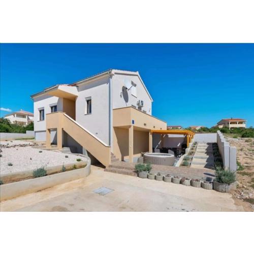 HOLIDAY HOME LUANA