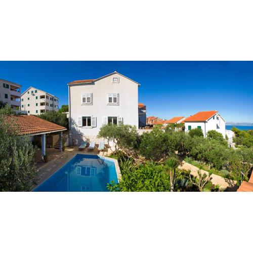 Holiday Home Lukrecia, for 9, private pool, free parking, 450 m from the beach