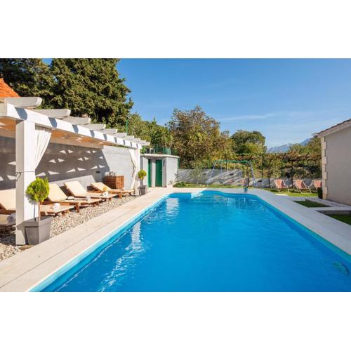 Holiday Home Mamita Heated Pool