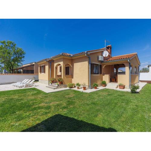 Holiday Home Nina by Interhome