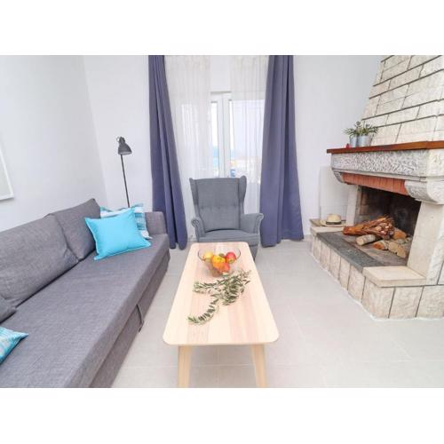 Holiday Home Rosemary-Three Bedroom Holiday Home with Terrace and Partial Sea View