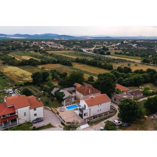 Holiday Home Sofia - quiet village&quick highway close to Biograd na Moru and Zadar