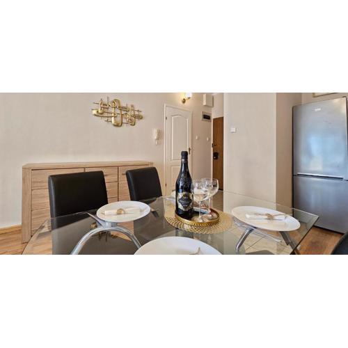HOLIDAY HOME Statek 210 z sypialnią i dwoma balkonami 100m od plaży