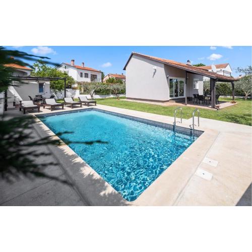 Holiday Home Valbandon 11