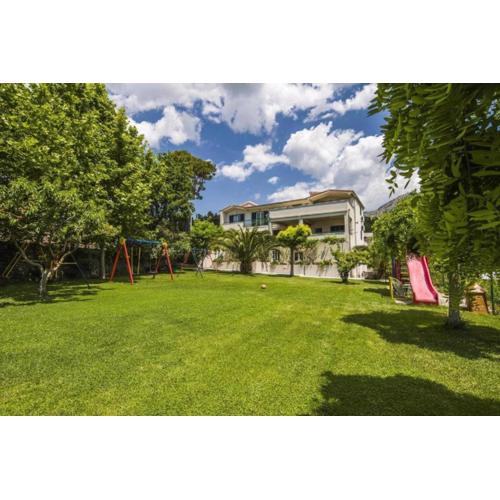Holiday Home With Seven Bedrooms and Pool