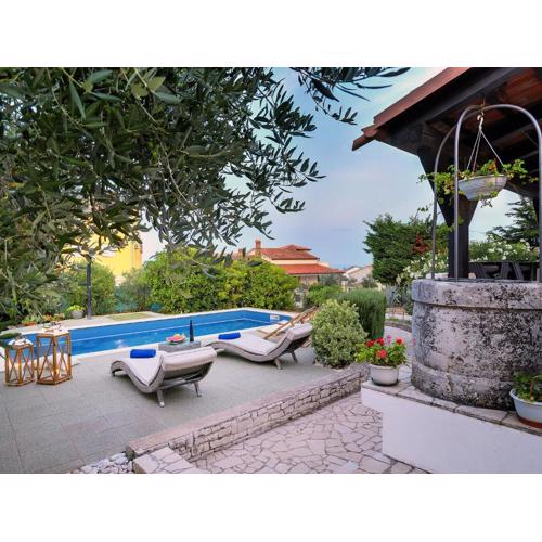 Holiday home with swimming pool near centre