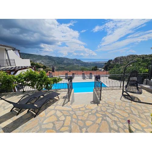 Holiday House Above with pool and summer kitchen
