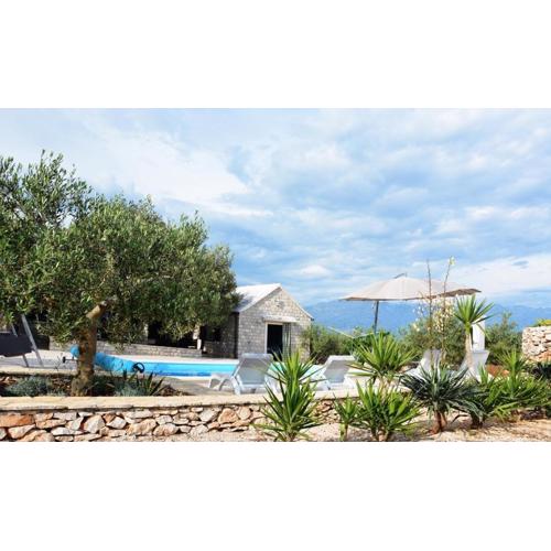 Holiday house in Pucišca with terrace, WiFi, washing machine (887-1)