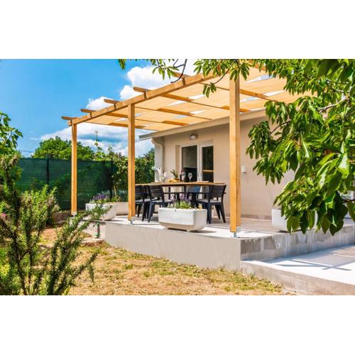 Holiday house Kristina with jacuzzi pool only for you