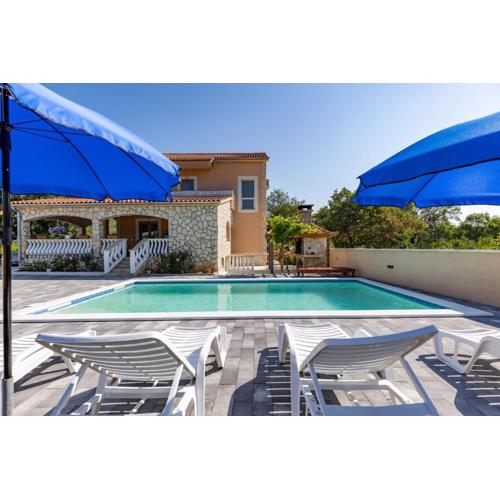 Holiday House Laetitia with pool