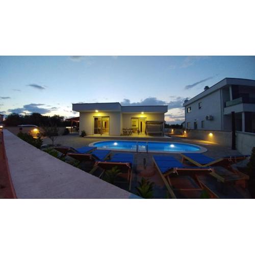 Holiday House Libra