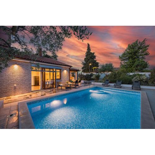 Holiday house Mara with a private pool