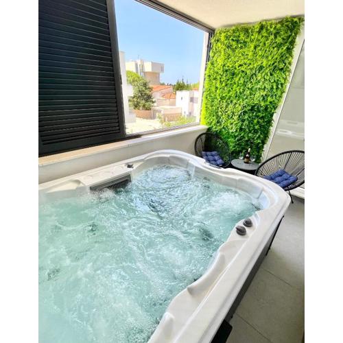 Holiday House Maze with jacuzzi