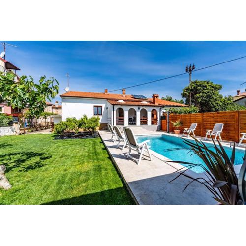 Holiday house Nada with the pool