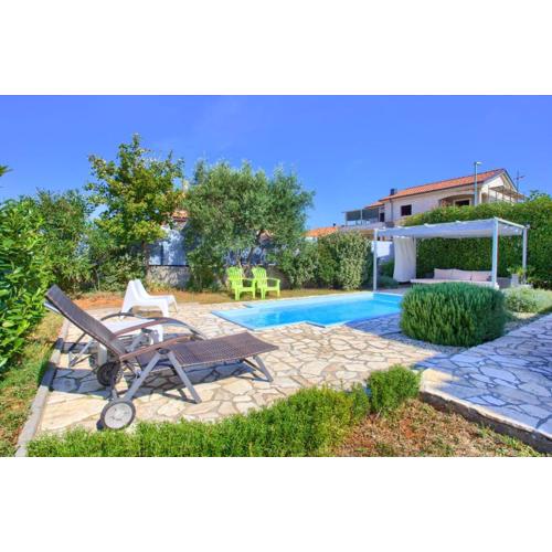 Holiday house NIKA with pool and jacuzzi