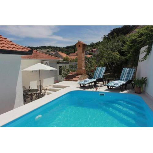 Holiday House Pine Tree - Three Bedroom Holiday Home with Pool