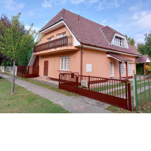 Holiday House Retro