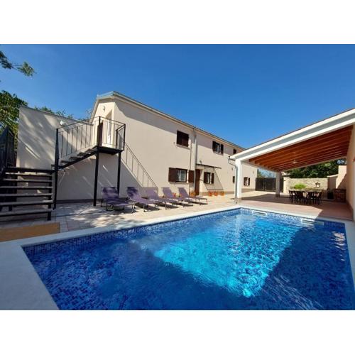 Holiday House Teza