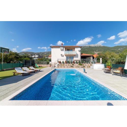 Holiday house with a swimming pool Kastel Stari, Kastela - 22832