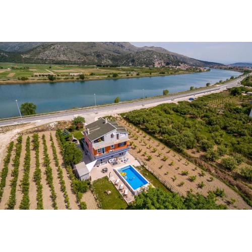 Holiday house with a swimming pool Opuzen, Neretva Delta - Usce Neretve - 8818