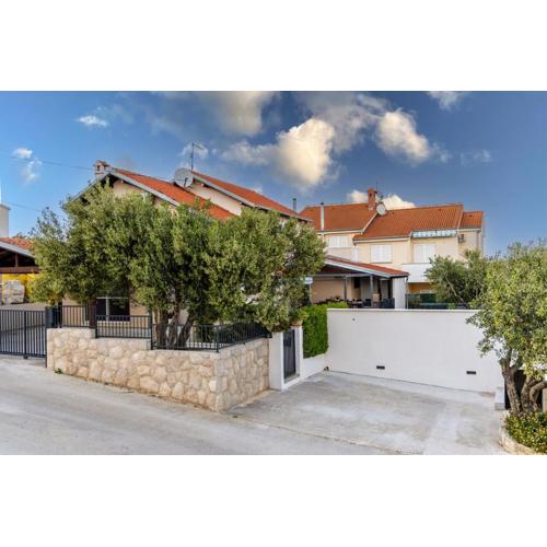 Holiday house with a swimming pool Pakostane, Biograd - 22480