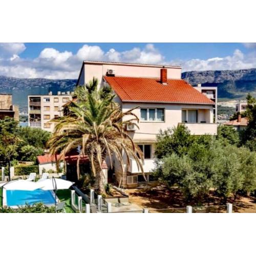 Holiday house with a swimming pool Split - 22234