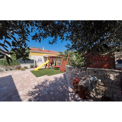 Holiday House with playground - 3 min from the beach