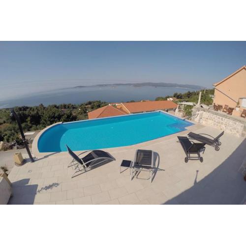 Holiday house with private pool Mokalo