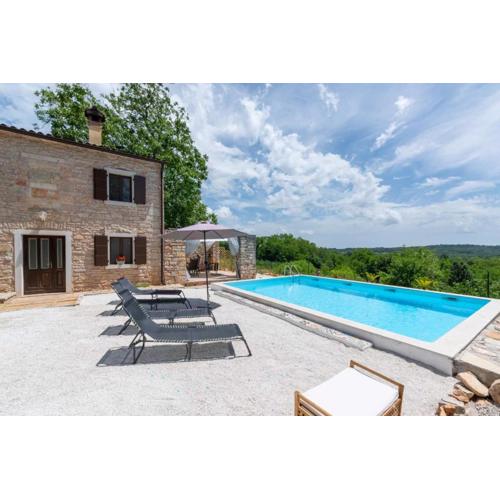 Holiday House with Private Pool Villa Ladybug