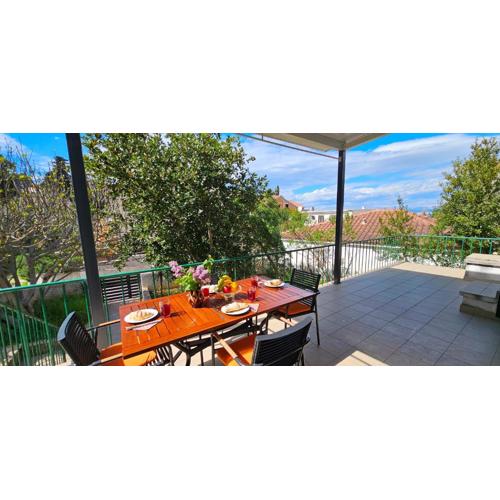Home with garden, terrace and bike or boat storage, 30m from beach - Fig Tree House