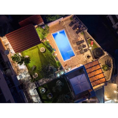 Home with private pool close to the beach