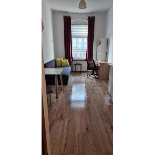 Hostel Tulip - pokój jednoosobowy nr 1 ze wspólną łazienką i kuchnią