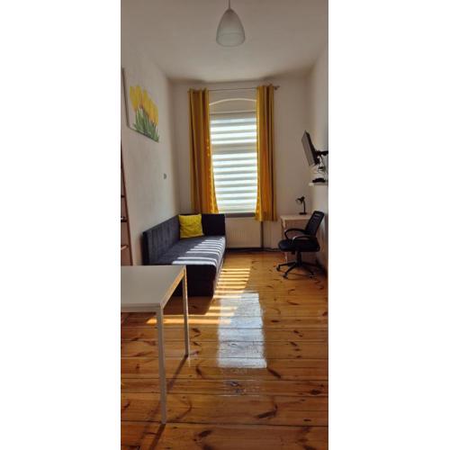 Hostel Tulip - pokój jednoosobowy nr 3 ze wspólną łazienką i kuchnią