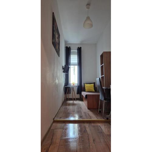 Hostel Tulip - pokój nr 8 ze wspólną łazienką i kuchnią
