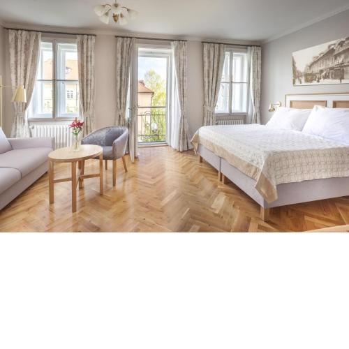Hotel At the Golden Scissors
