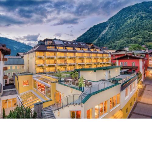 Hotel Norica - Thermenhotels Gastein mit dem Bademantel direkt in die Therme