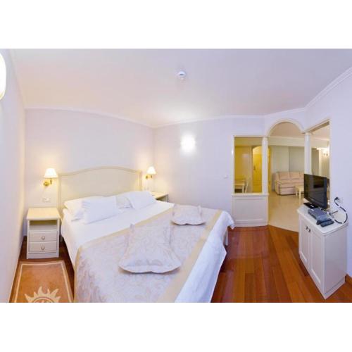 Hotel Sunceva Postelja Brela - Luxury studio with balcony and side sea view